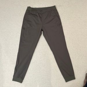 Rhone Commuter Jogger - Tea Leaf Green, Medium